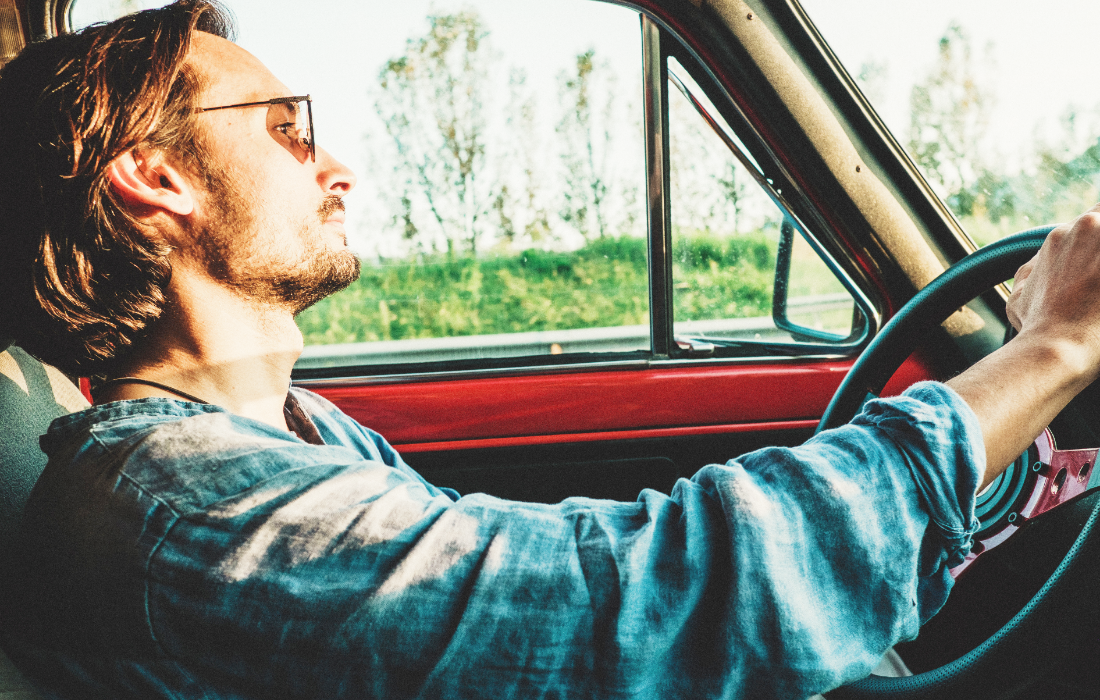 オープンカーを運転する男性